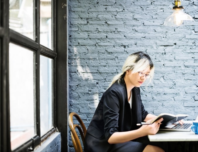 asian-businesswoman-laptop-planning-strategy-PQFT2HE@2x (1)-min